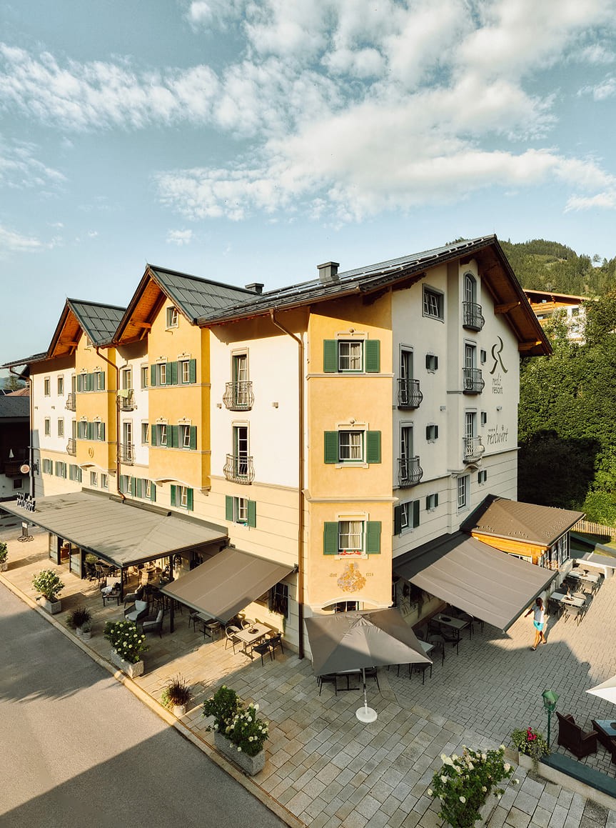 Resl Resort in Flachau im Sommer mit Außenterrasse bei sonnigem Wetter