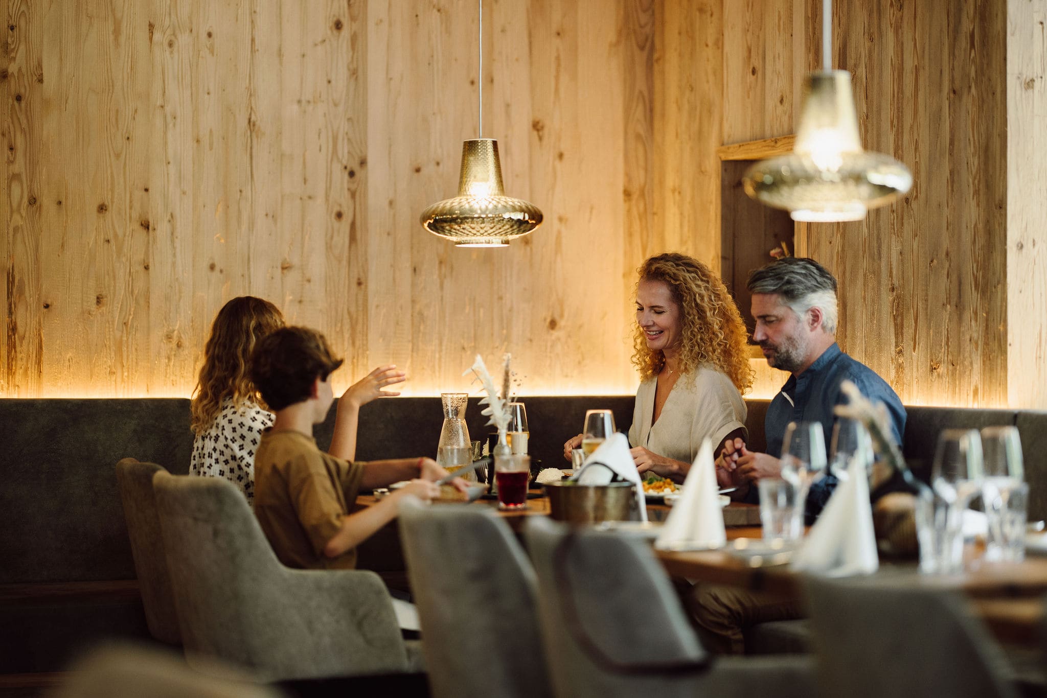Familie isst gemeinsam im Restaurant Reslwirt
