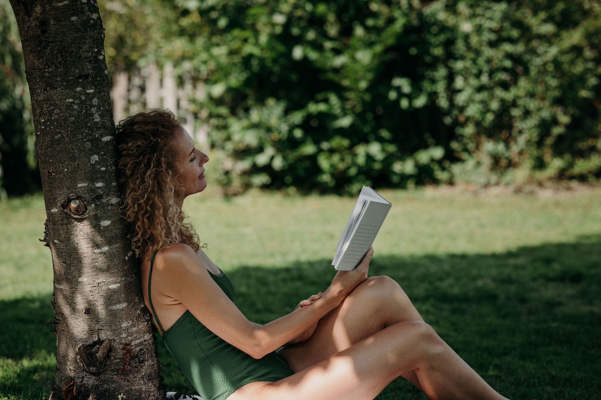 Frau liest im Garten
