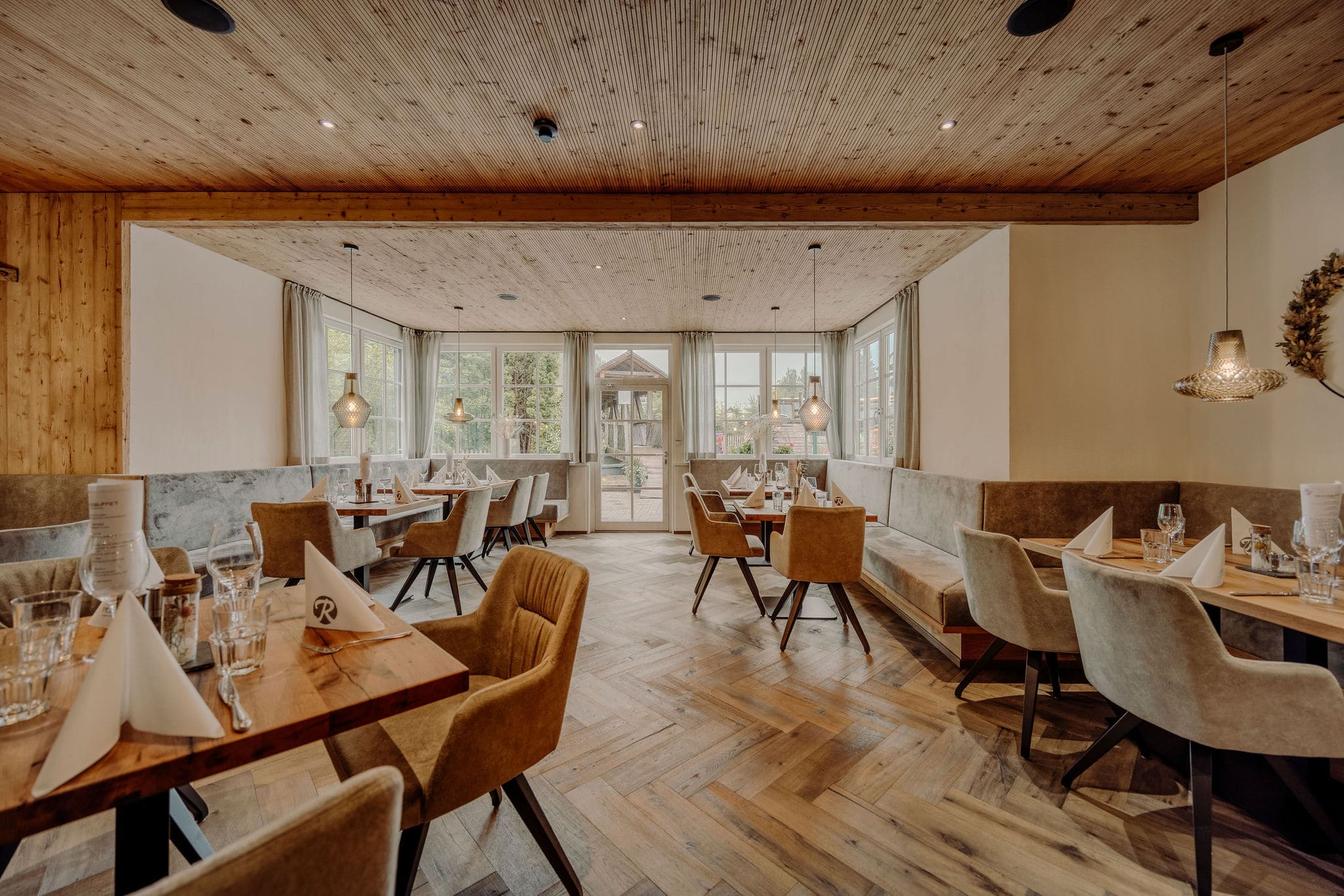 Modernes Restaurant in Flachau mit Holzinterieur