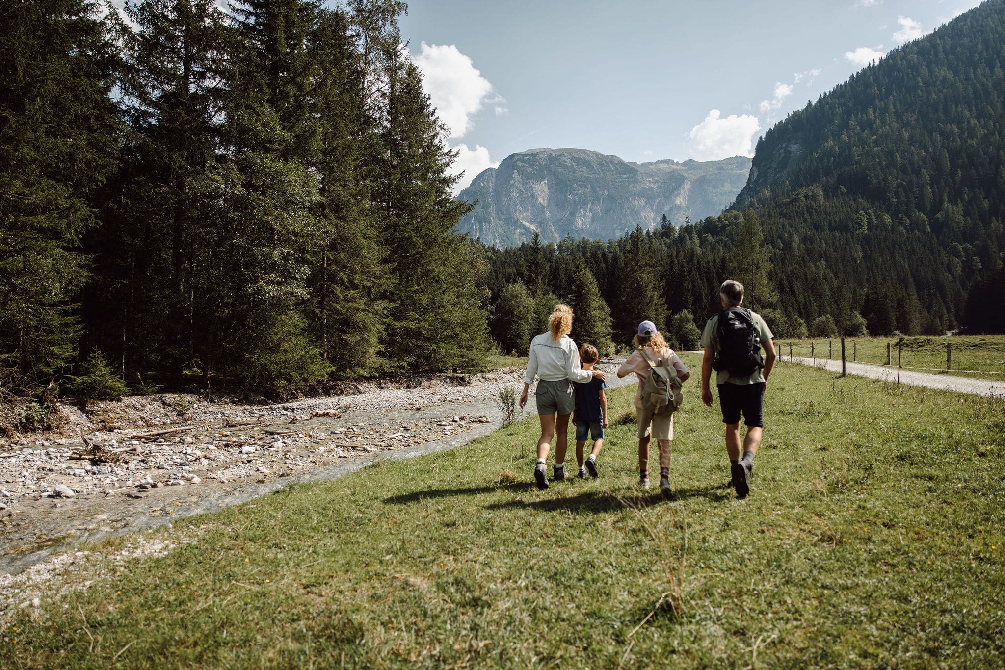 Familie wandert durch eine Berglandschaft