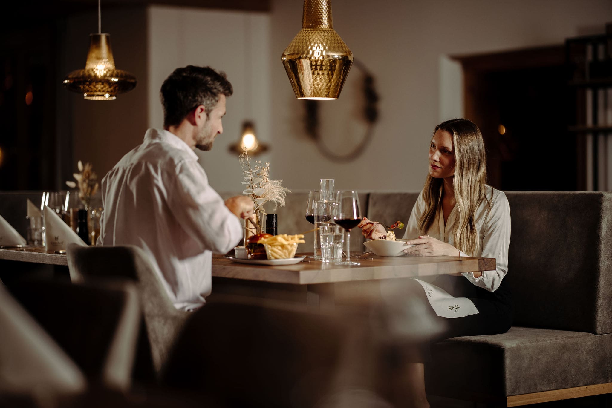 Paar genießt ein elegantes Abendessen
