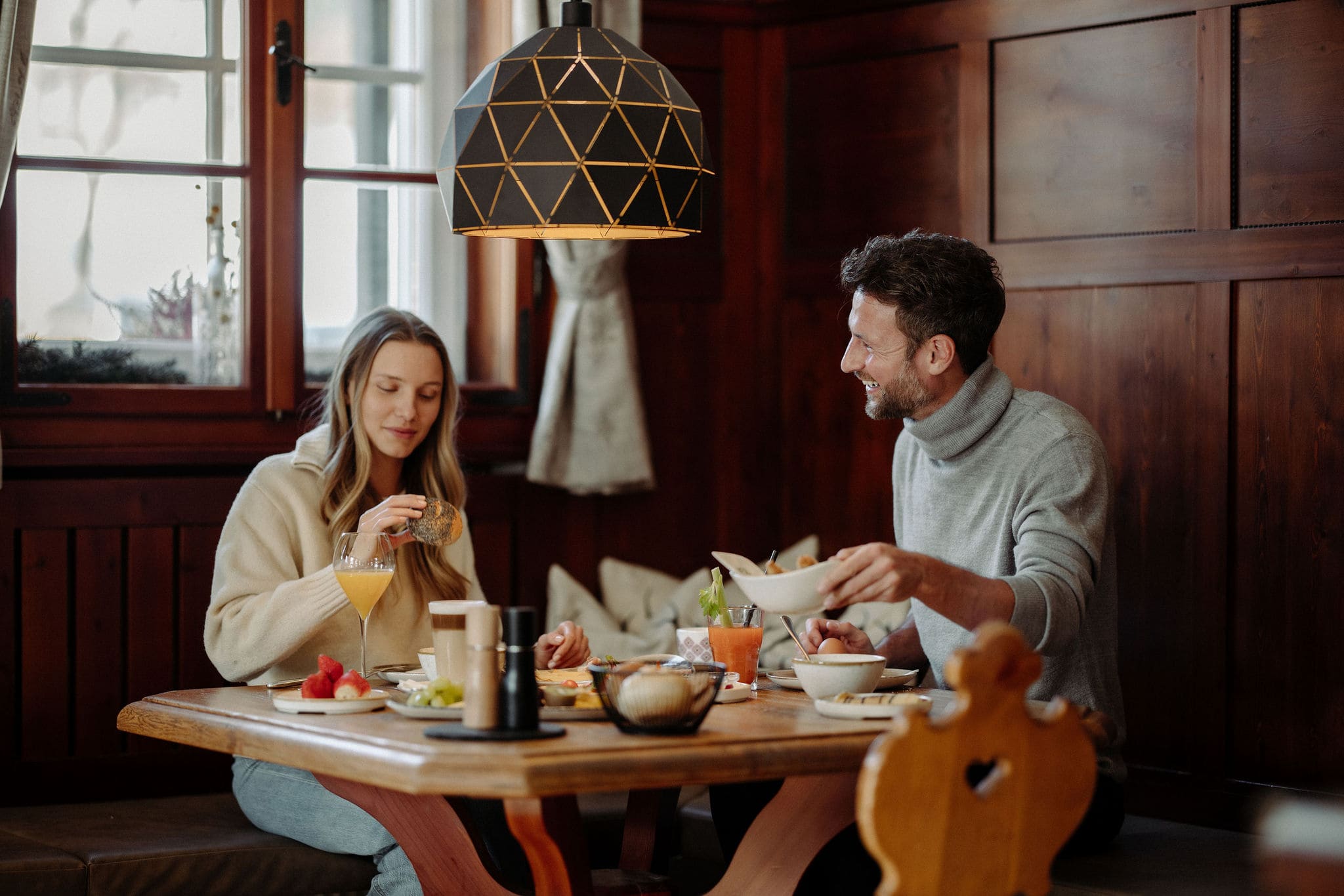 Paar frühstückt gemeinsam am gedeckten Tisch