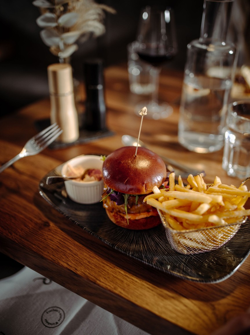 Burger mit Pommes und Dipsauce serviert im 1774 Restaurant in Flachau