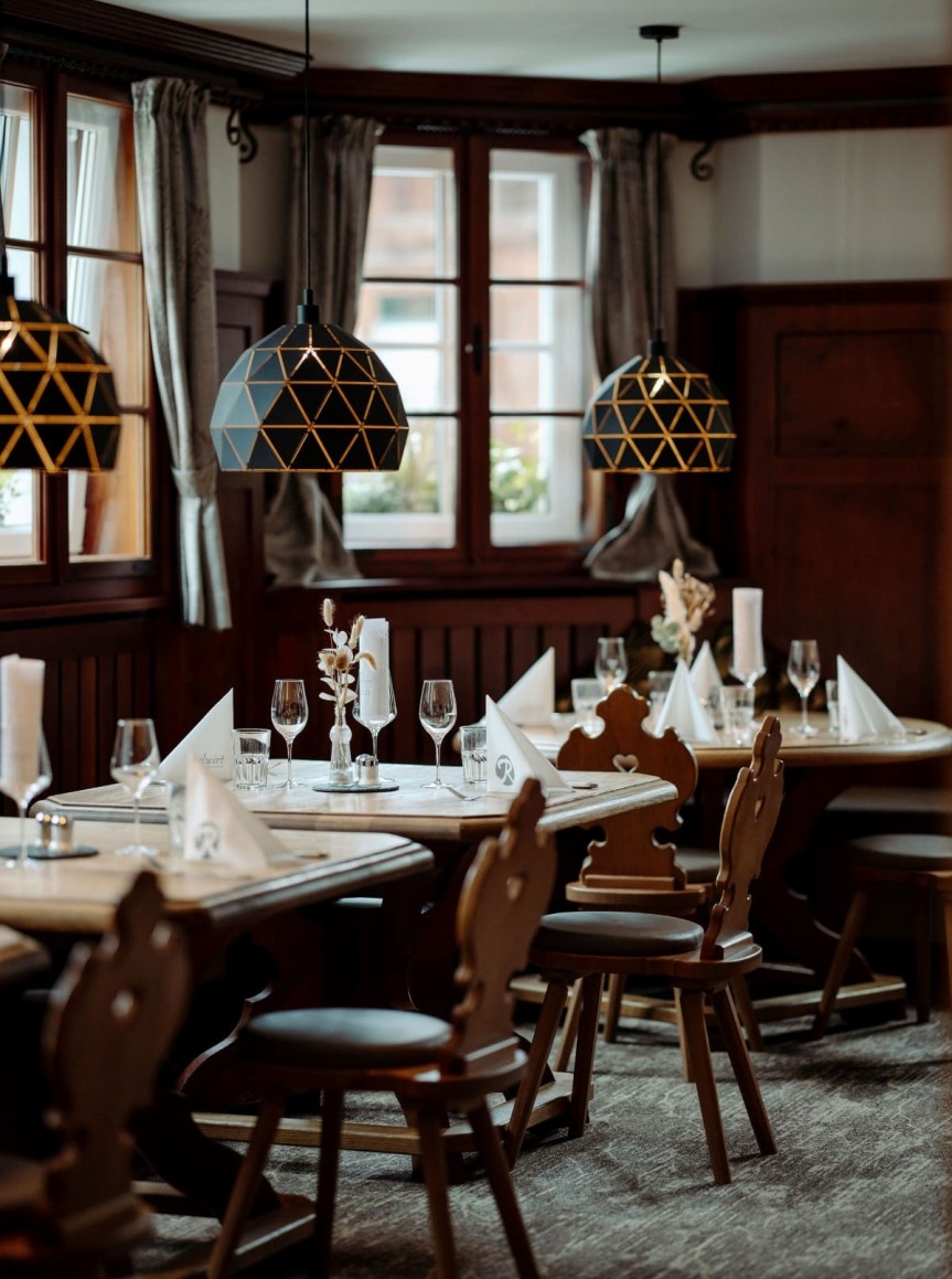 Gemütliches a la carte Restaurant 1774 mit gedecktem Tisch